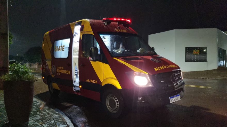 Mulher fica ferida em colisão entre Chevette e Biz em Cascavel