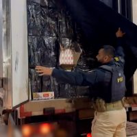 Imagem referente a PRF intercepta grande carga de cigarros contrabandeados na BR-369 em Cascavel