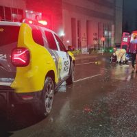 Imagem referente a Impacto violento: motoentregador fratura a perna em acidente no Centro de Cascavel