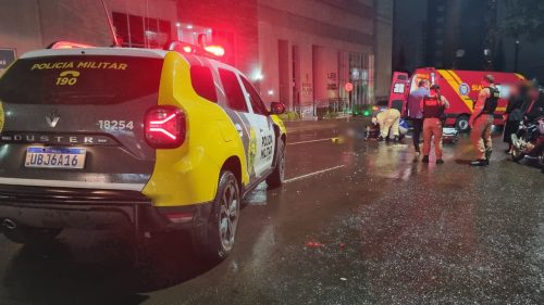 Impacto violento: motoentregador fratura a perna em acidente no Centro de Cascavel Imagem referente a Impacto violento: motoentregador fratura a perna em acidente no Centro de Cascavel