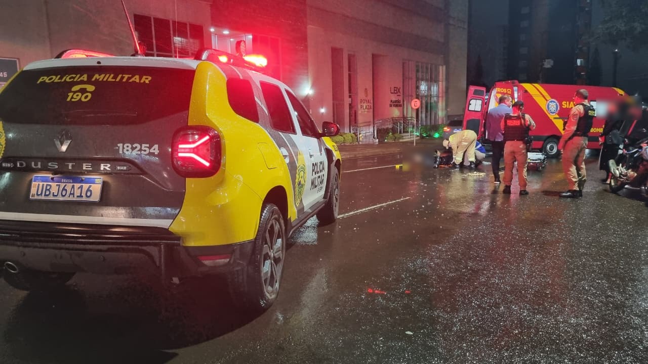 Imagem referente a Impacto violento: motoentregador fratura a perna em acidente no Centro de Cascavel