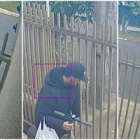 Imagem referente a Câmera flagra invasor batendo palma, arrombando residência e fugindo até com as roupas da vítima