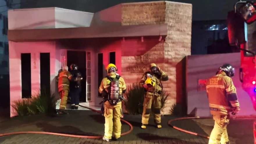 Clínica de estética é destruída por incêndio durante a madrugada no Centro de Cascavel