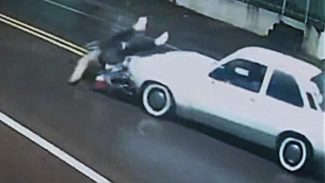 Câmera flagra reação de motorista após colisão entre Chevette e Biz Câmera flagra reação de motorista após colisão entre Chevette e Biz