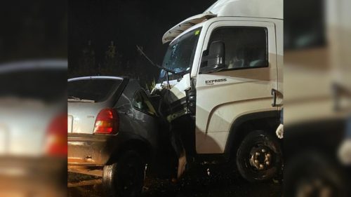 Condutor de carro morre em colisão frontal com caminhão na PR-493 Imagem referente a Condutor de carro morre em colisão frontal com caminhão na PR-493