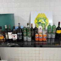 Imagem referente a Polícia aborda dupla com 19 garrafas de bebidas e caixa de cerveja durante a madrugada