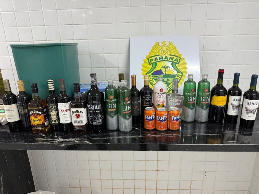Polícia aborda dupla com 19 garrafas de bebidas e caixa de cerveja durante a madrugada