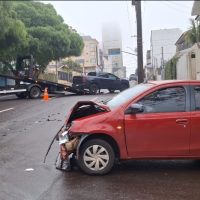 Imagem referente a Forte colisão entre Etios e Dodge RAM mobiliza PM no Centro de Cascavel