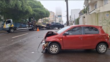 Imagem referente a Forte colisão entre Etios e Dodge RAM mobiliza PM no Centro de Cascavel
