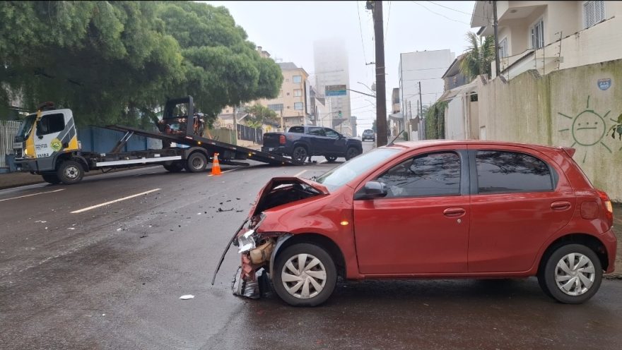 Forte colisão entre Etios e Dodge RAM mobiliza PM no Centro de Cascavel
