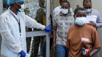 Uganda confirma mais três casos de ebola; total sobe para cinco