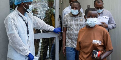 Uganda confirma mais três casos de ebola; total sobe para cinco Imagem referente a Uganda confirma mais três casos de ebola; total sobe para cinco