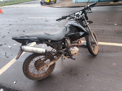 Motocicleta com diversas irregularidades é apreendida pelo PPTran em Cascavel Imagem referente a Motocicleta com diversas irregularidades é apreendida pelo PPTran em Cascavel