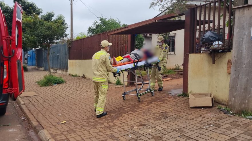 Mulher tem suspeita de fratura nas costelas ao cair de sofá no Cascavel Velho