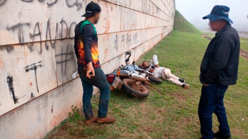 Acidente com motocicleta deixa feridos na BR-163 Imagem referente a Acidente com motocicleta deixa feridos na BR-163