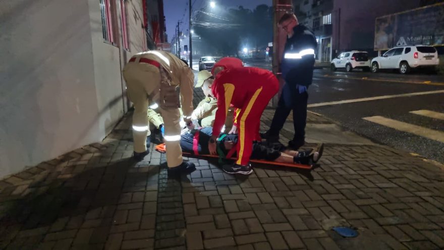 Homem é atropelado por motocicleta ao lado do quartel dos Bombeiros em Cascavel