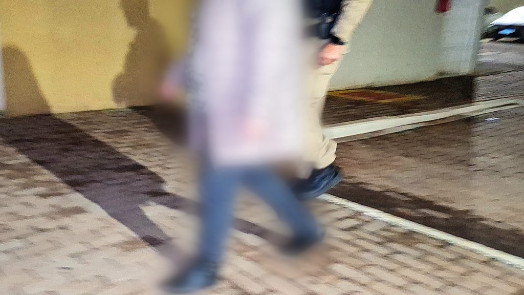 Motorista embriagada bate contra árvore na Avenida Brasil e acaba presa