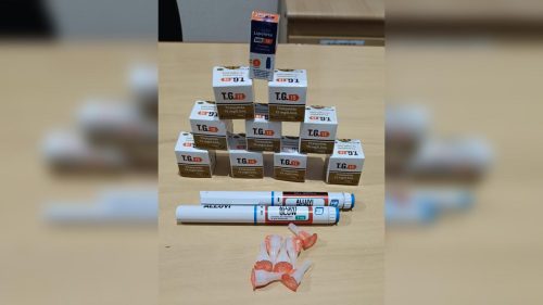 Homem é flagrado com medicamentos do Paraguai durante abordagem a ônibus em Cascavel Imagem referente a Homem é flagrado com medicamentos do Paraguai durante abordagem a ônibus em Cascavel