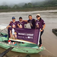 Imagem referente a Profissionais de saúde vencem desafios para vacinação em área indígena