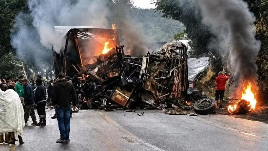 Batida entre ônibus e carreta seguida de incêndio deixa ao menos oito mortos na BR-251 em MG