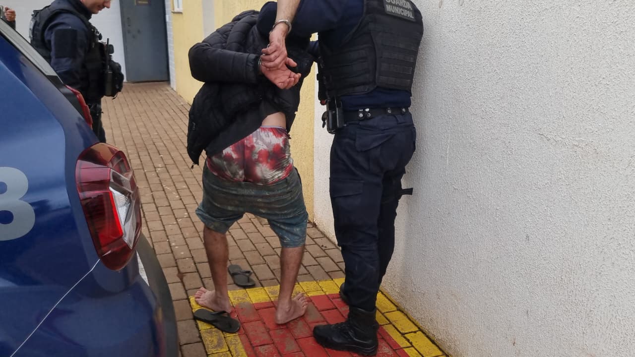 Imagem referente a Bêbado ameaça mulher de morte, dorme no carro e é preso pela GM