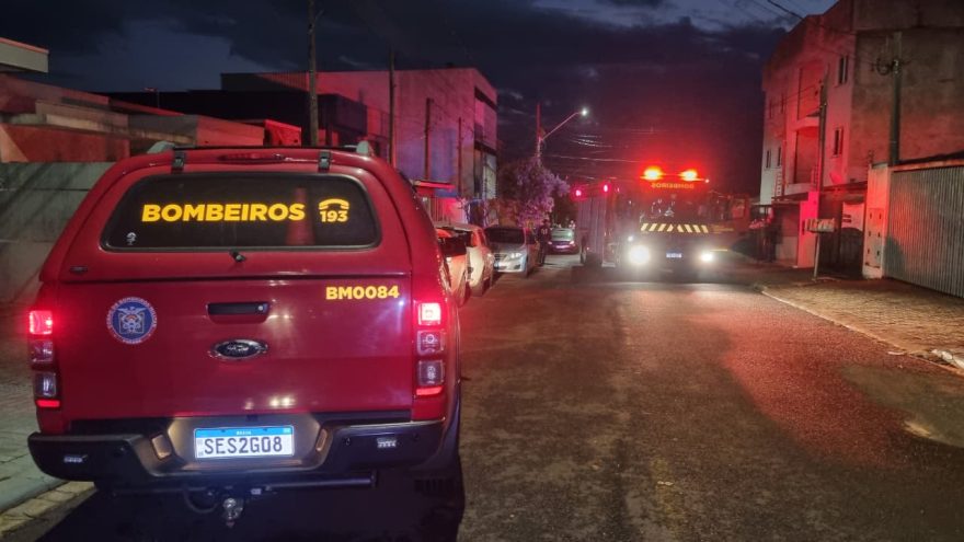 Van com produtos inflamáveis pega fogo no Bairro Esmeralda