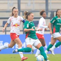 Imagem referente a Palmeiras vence Bragantino e dorme na liderança do Brasileiro Feminino