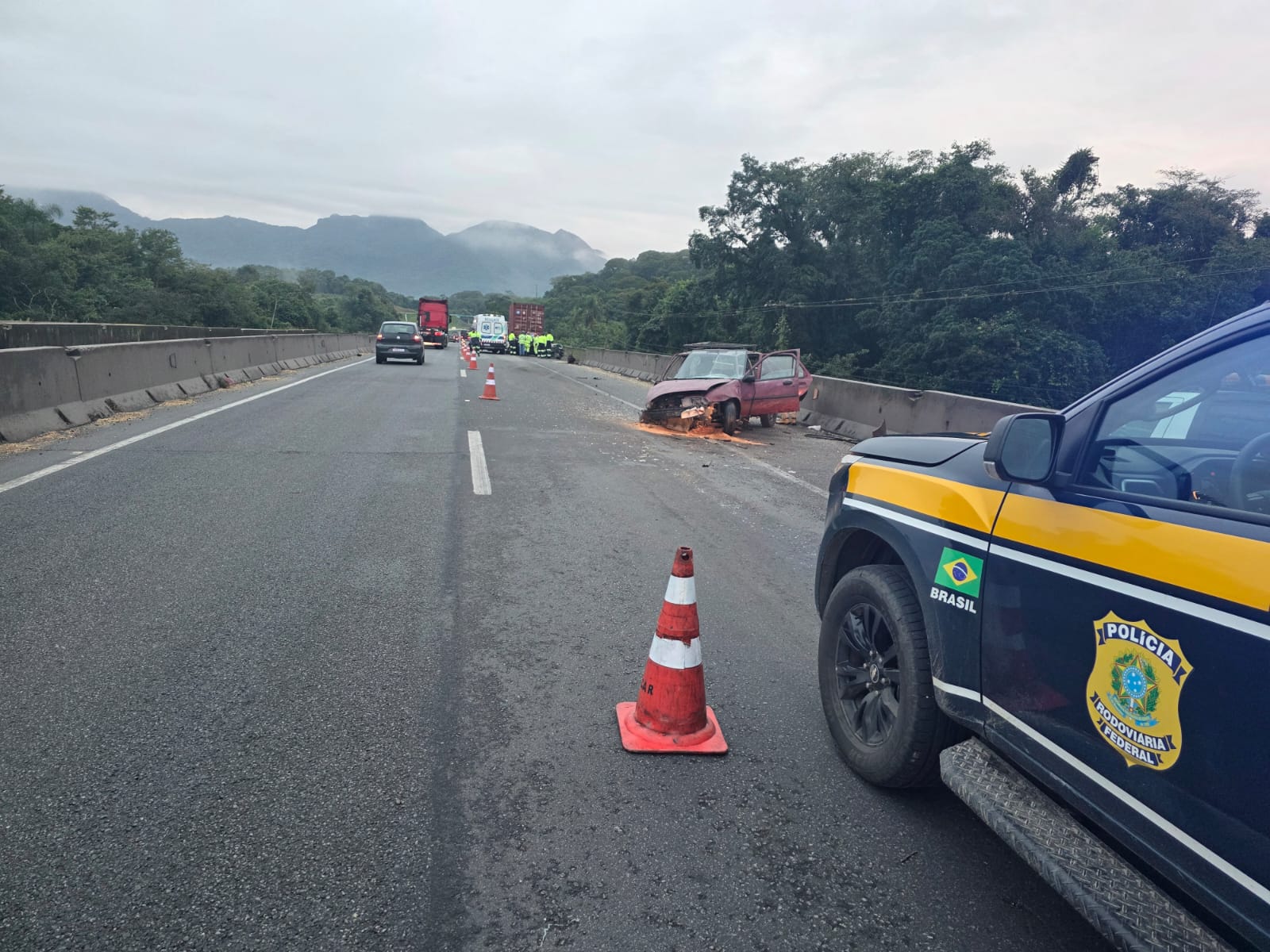 Homem morre após colisão entre caminhão, carros e van na BR-277