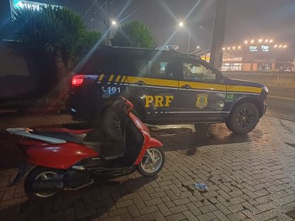 Homem é detido pela PRF em Ponta Grossa com moto clonada na BR-373 Imagem referente a Homem é detido pela PRF em Ponta Grossa com moto clonada na BR-373