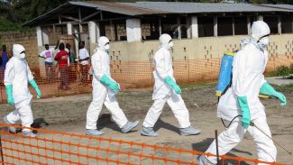 Cruz Vermelha lamenta mortes de voluntários no Congo devido ao Ebola Cruz Vermelha lamenta mortes de voluntários no Congo devido ao Ebola