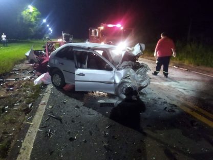 Acidente grave na PR-463 em Colorado (PR) deixa quatro mortos em colisão frontal Imagem referente a Acidente grave na PR-463 em Colorado (PR) deixa quatro mortos em colisão frontal