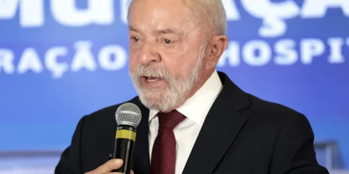 Lula inicia radioterapia após retirada de lesão no couro cabeludo Imagem referente a Lula inicia radioterapia após retirada de lesão no couro cabeludo