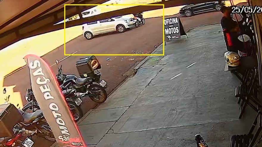 Câmera flagra colisão entre carro e moto na Avenida Brasil