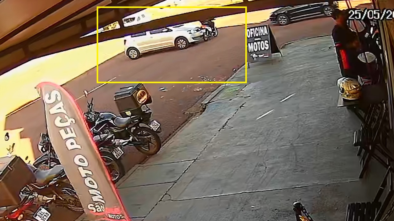 Câmera flagra colisão entre carro e moto na Avenida Brasil