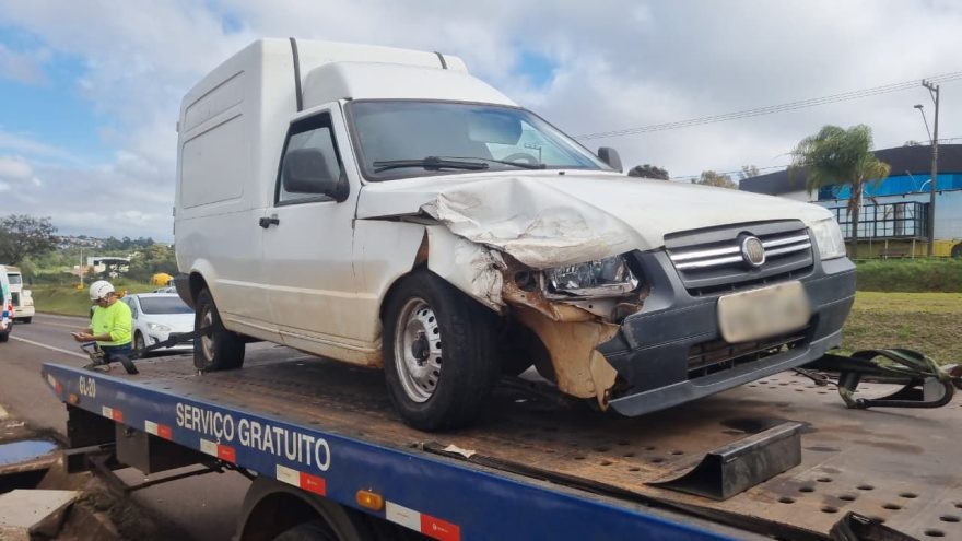 Carros se envolvem em colisão na rodovia BR-277, em Cascavel