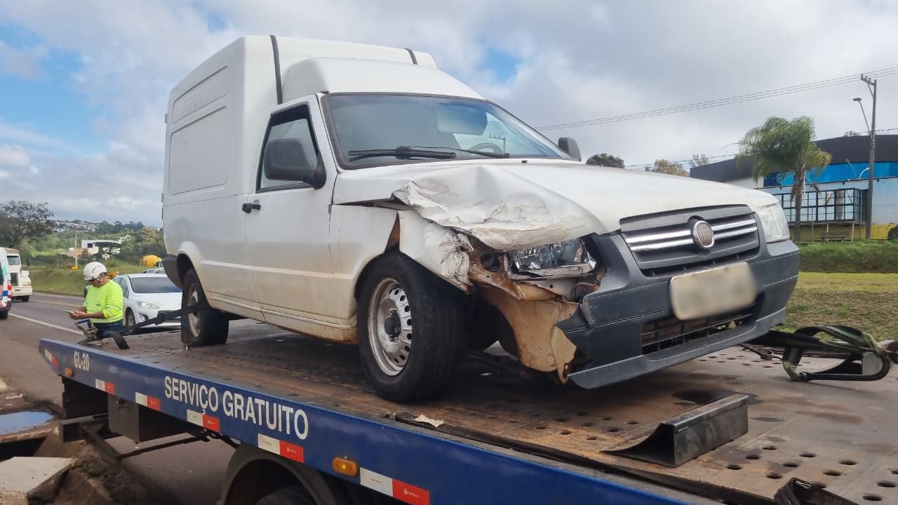 Carros se envolvem em colisão na rodovia BR-277, em Cascavel