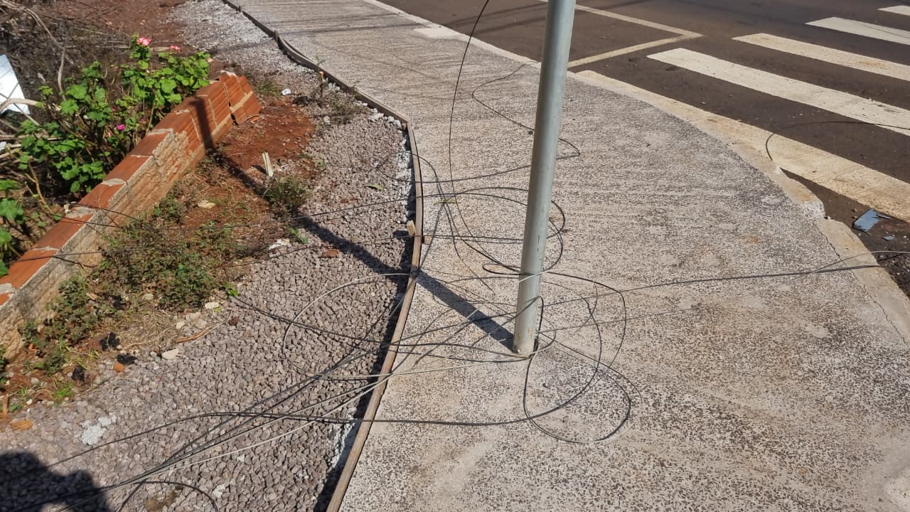 Caminhão arranca fios no XIV de Novembro e moradores fazem alerta e pedem providências