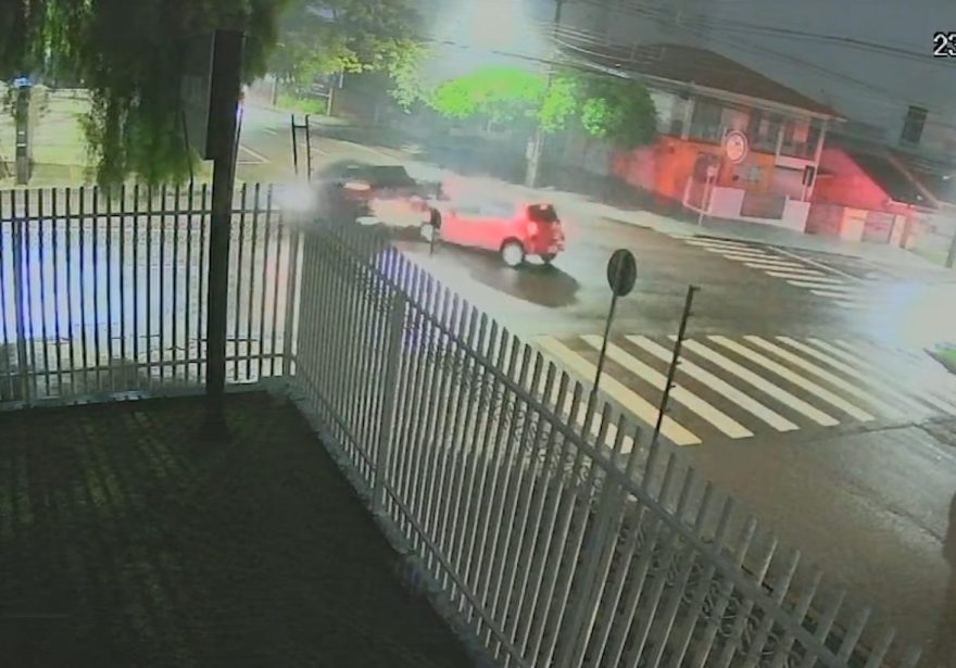 Câmera registra ‘transição do semáforo’ em acidente com prisão por embriaguez