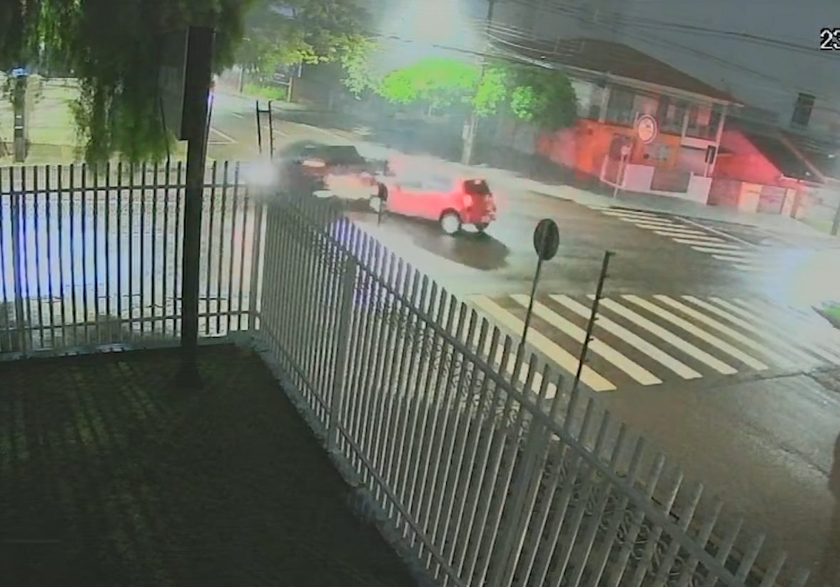Câmera registra 'transição do semáforo' em acidente com prisão por embriaguez
