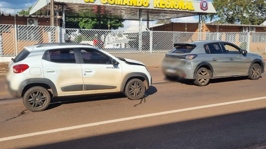Kwid e Peugeot 208 se envolvem em acidente na Rua Jorge Lacerda