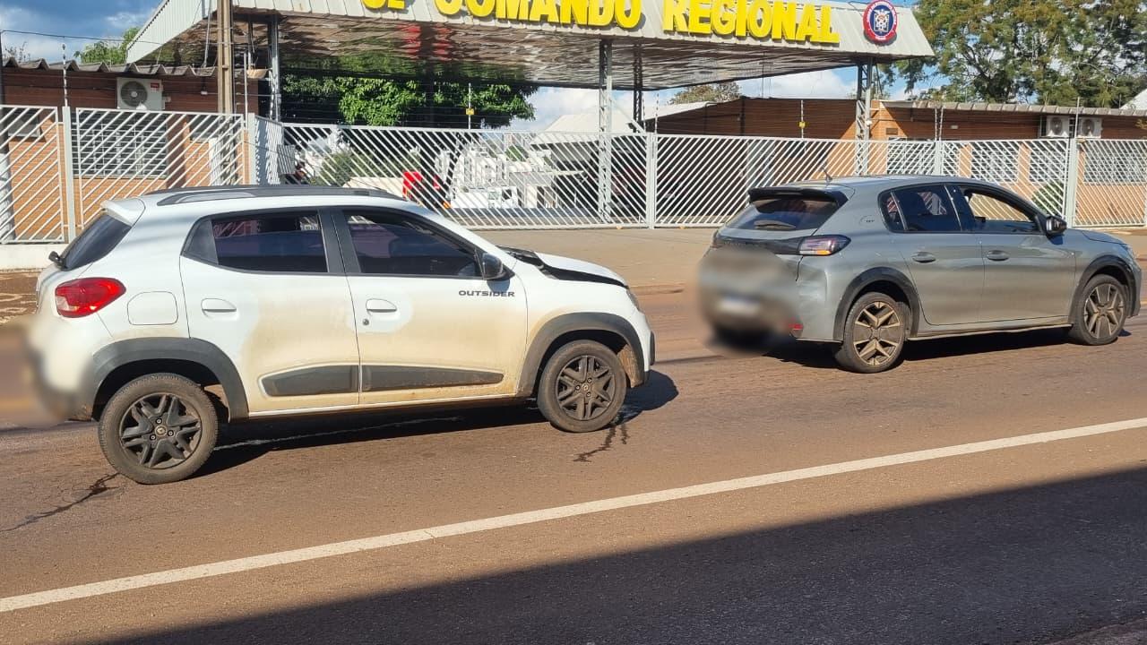 Kwid e Peugeot 208 se envolvem em acidente na Rua Jorge Lacerda