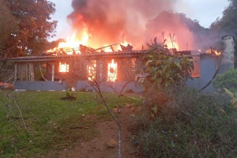 Incêndio destrói casa na zona rural de Missal; família perde tudo, mas ninguém se fere