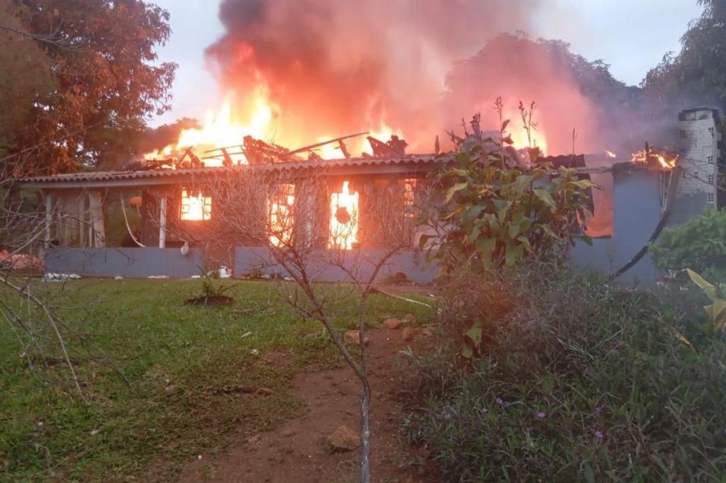 Incêndio destrói casa na zona rural de Missal; família perde tudo, mas ninguém se fere