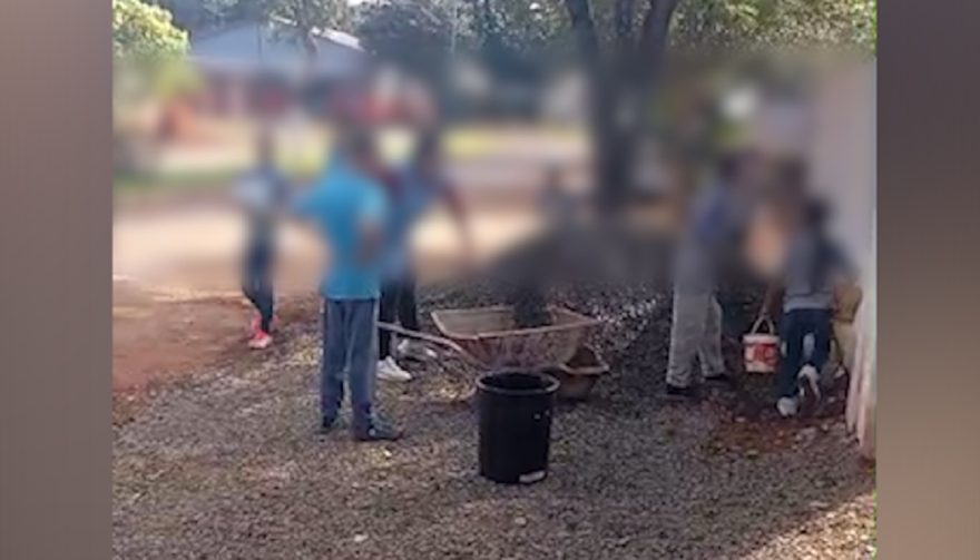 Alunos da rede municipal são filmados carregando pedra brita para dentro de escola