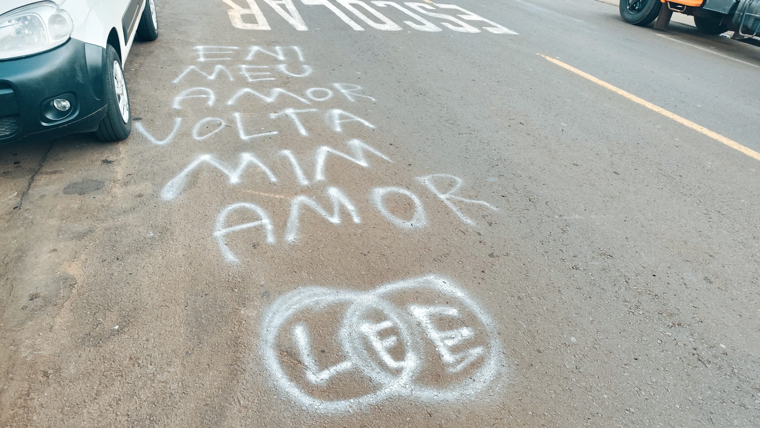 Amor asfaltado: Recado intriga moradores do bairro Santa Cruz