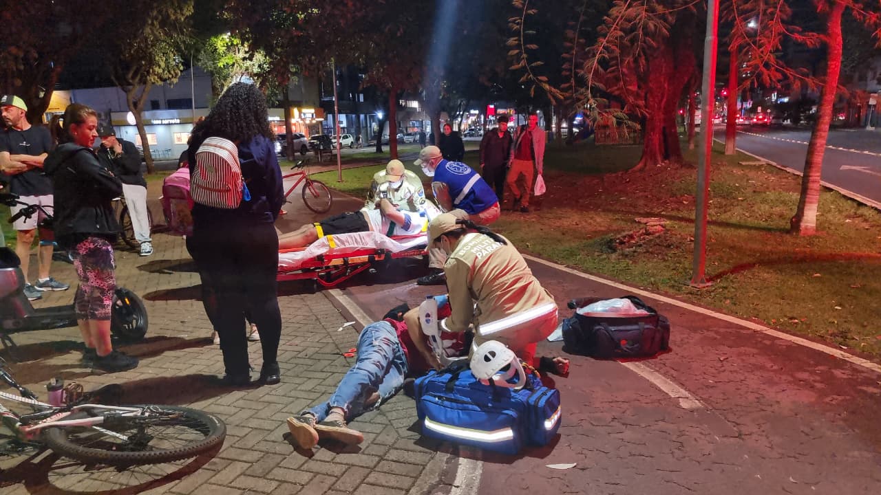 Acidente entre bicicleta e moto elétrica deixa dois feridos na região central de Cascavel