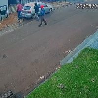 Imagem referente a Imagens flagram assalto em plena luz do dia no Bairro Barcelona em Cascavel