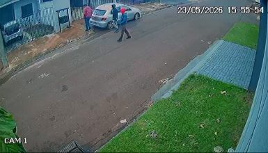 Imagem referente a Imagens flagram assalto em plena luz do dia no Bairro Barcelona em Cascavel