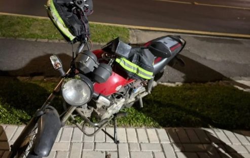 Motoboy sofre fratura exposta após acidente violento com carro em Curitiba: “Foi uma pancada bem forte”, afirma bombeiro