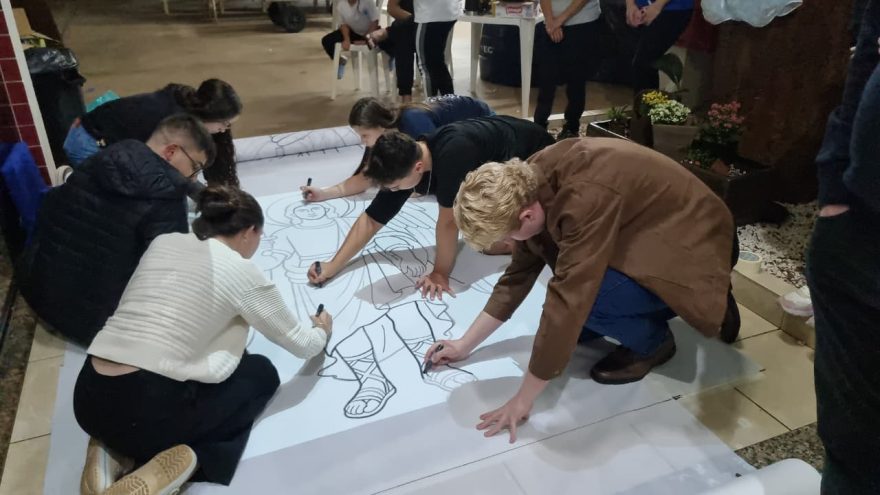 “Coração quentinho”: voluntários iniciam confecção dos tapetes de Corpus Christi em Cascavel